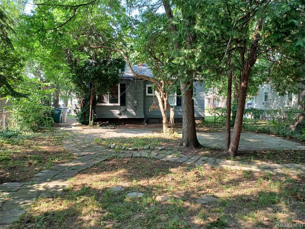 94 E Mapledale Avenue Hazel Park City, MI 48030