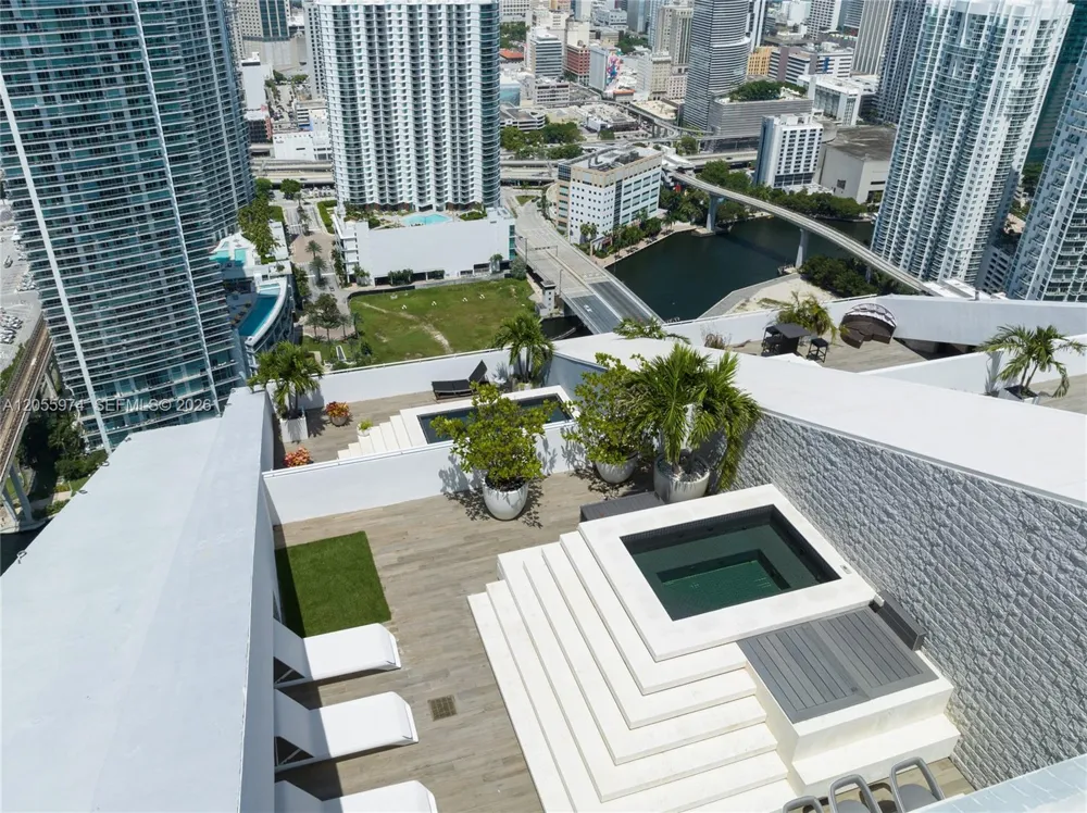88 SW 7th St #PH 4303 Miami, FL 33130