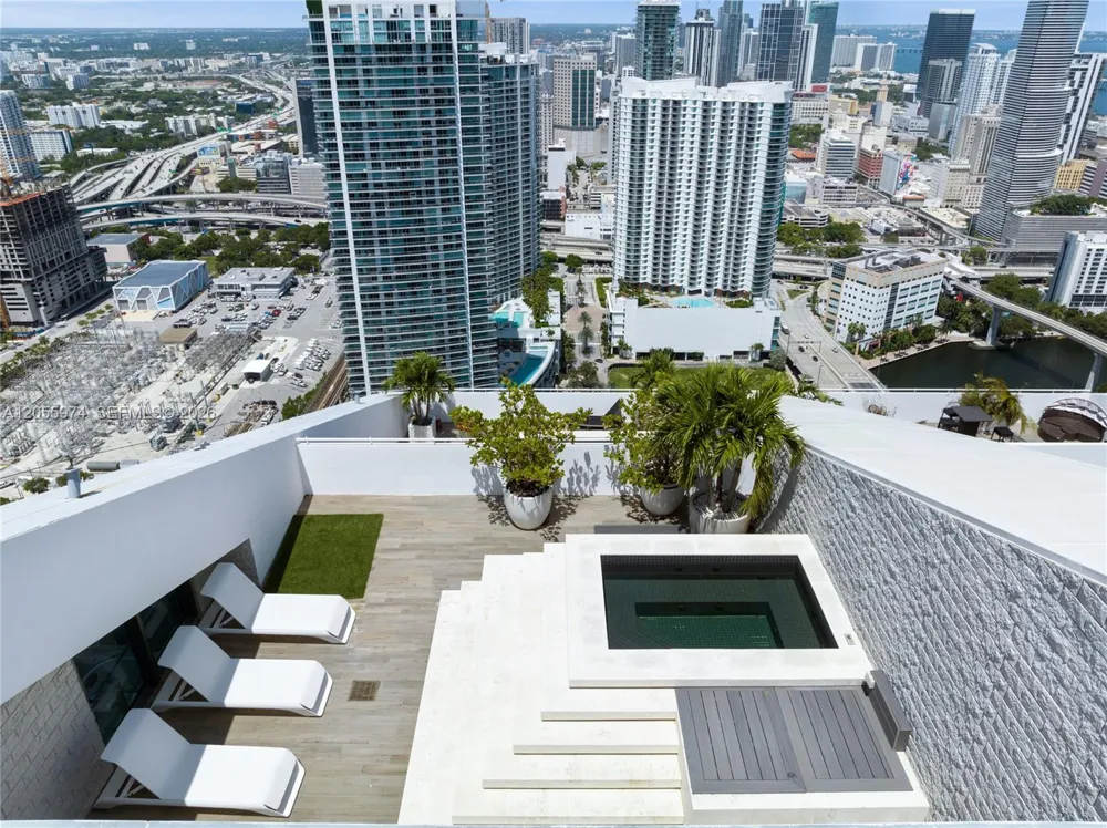 88 SW 7th St #PH 4303 Miami, FL 33130