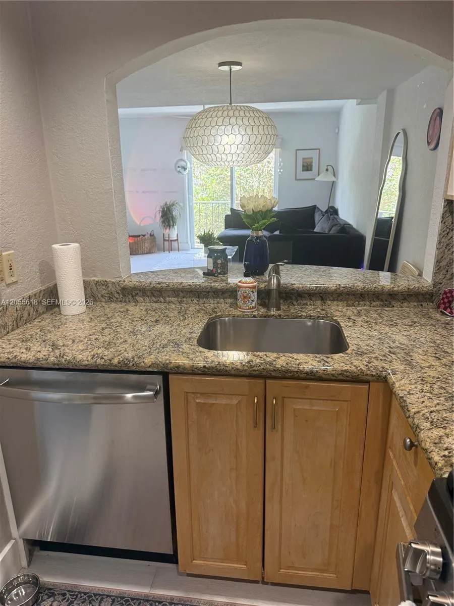6709 Kendall Dr #220 Pinecrest, FL 33156