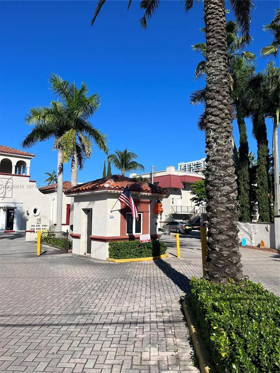 6709 Kendall Dr #220 Pinecrest, FL 33156