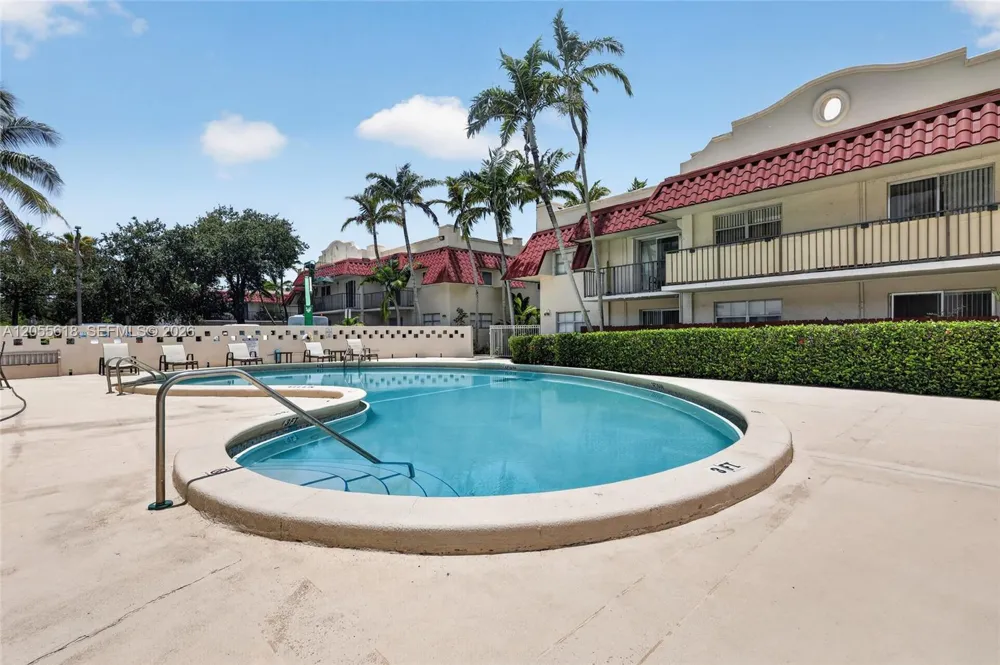 6709 Kendall Dr #220 Pinecrest, FL 33156