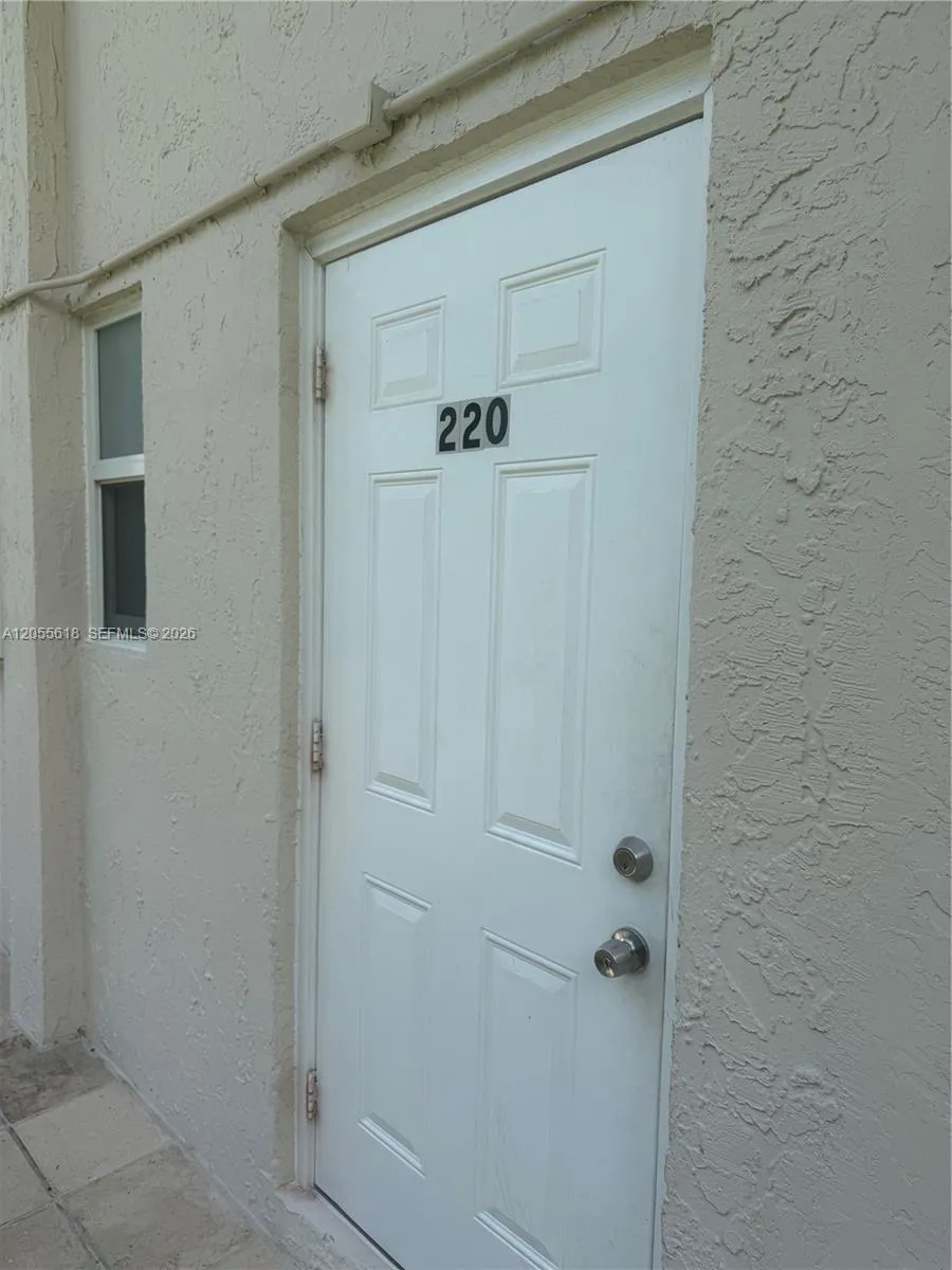 6709 Kendall Dr #220 Pinecrest, FL 33156