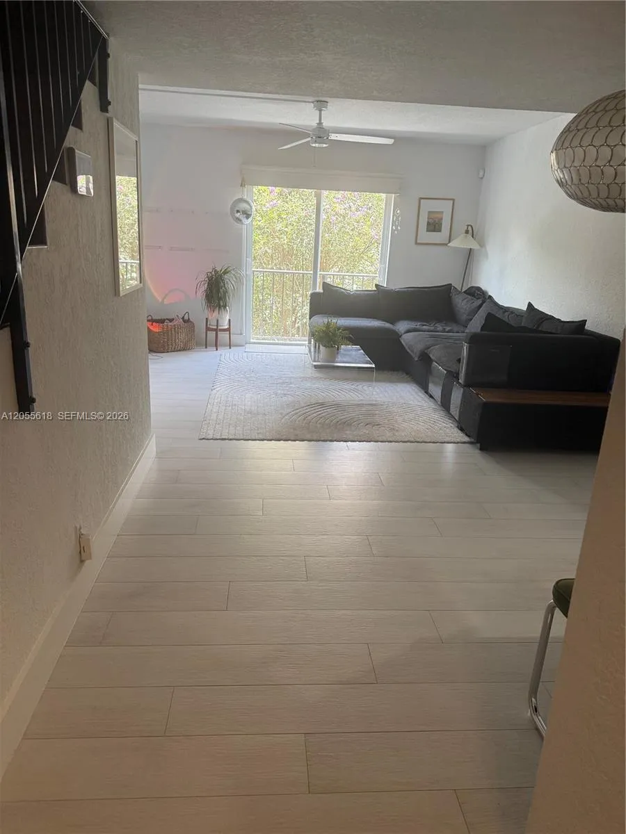 6709 Kendall Dr #220 Pinecrest, FL 33156