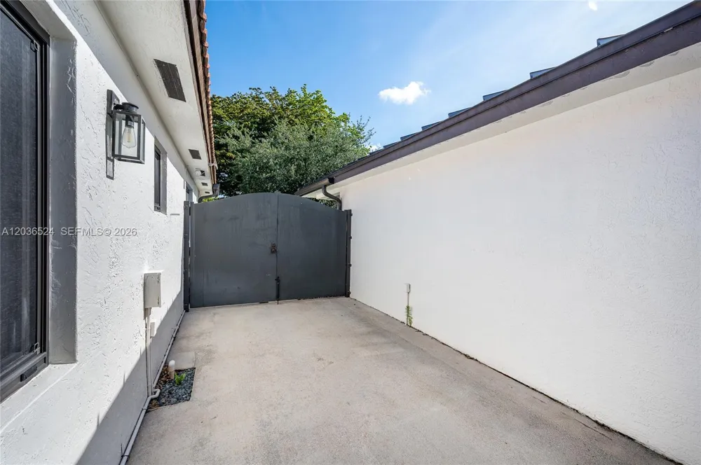 8724 NW 149th Ter Miami Lakes, FL 33018