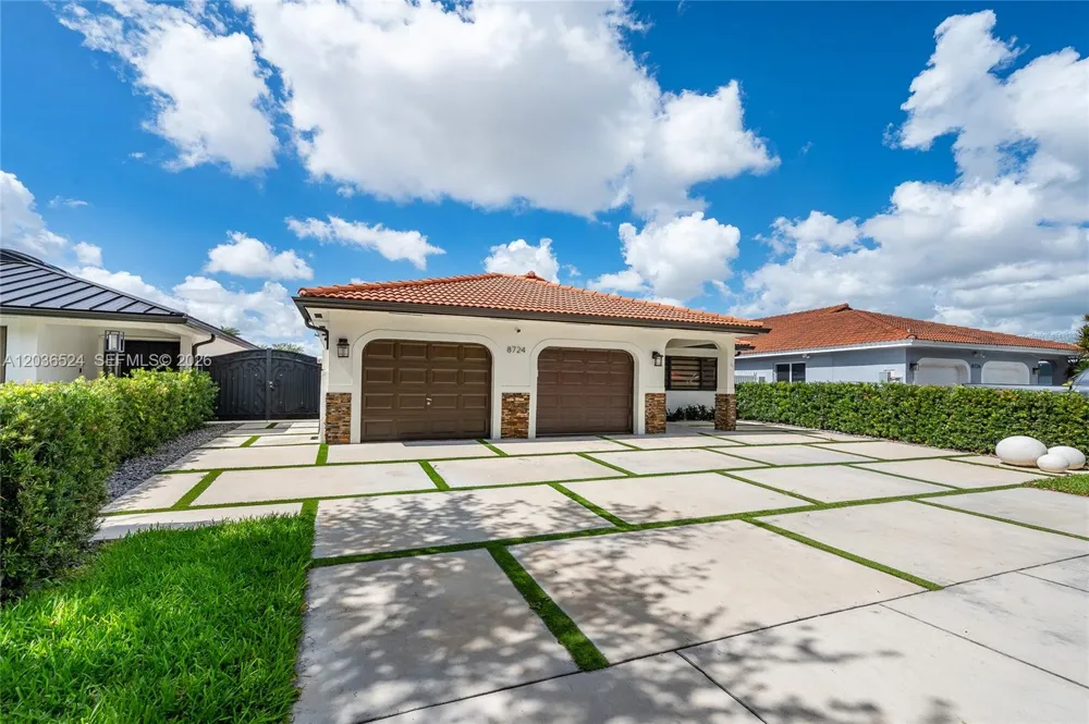 8724 NW 149th Ter Miami Lakes, FL 33018