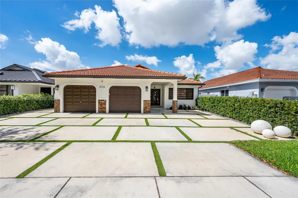 8724 NW 149th Ter Miami Lakes, FL 33018
