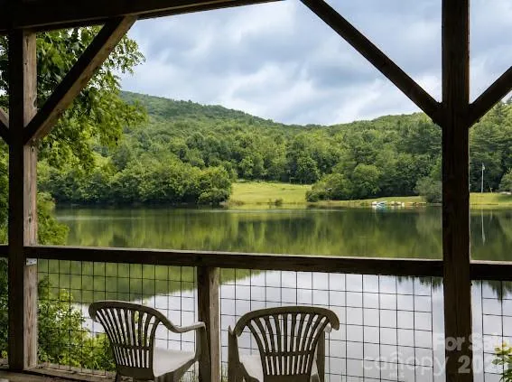 77 E Lake Dr East Lake Drive #18 Fairview, NC 28730