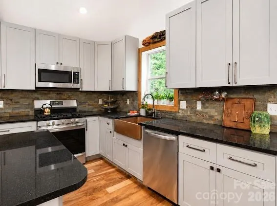 77 E Lake Dr East Lake Drive #18 Fairview, NC 28730
