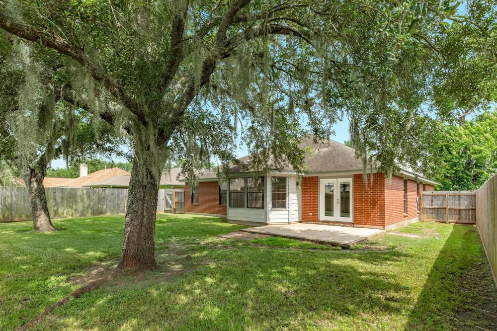 105 Washington Avenue Clute, TX 77531