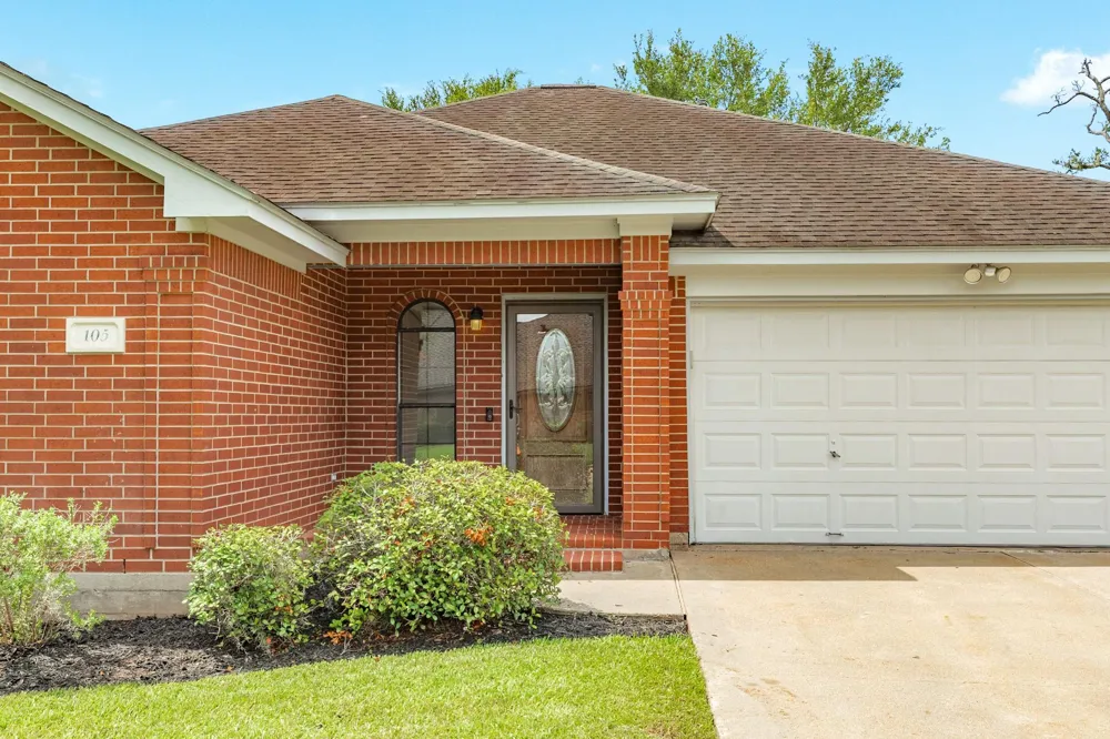 105 Washington Avenue Clute, TX 77531