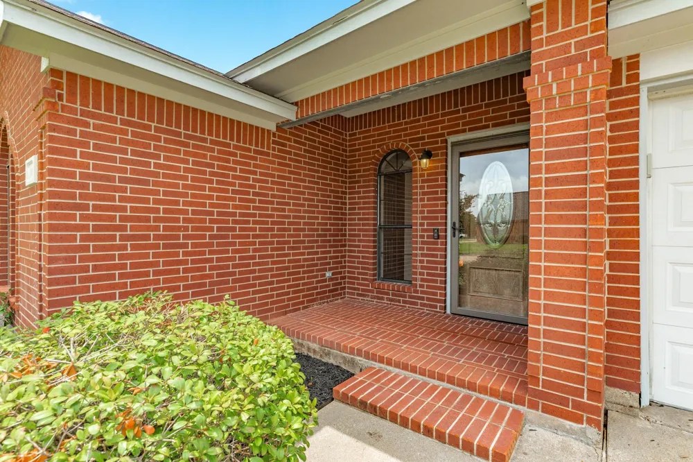 105 Washington Avenue Clute, TX 77531