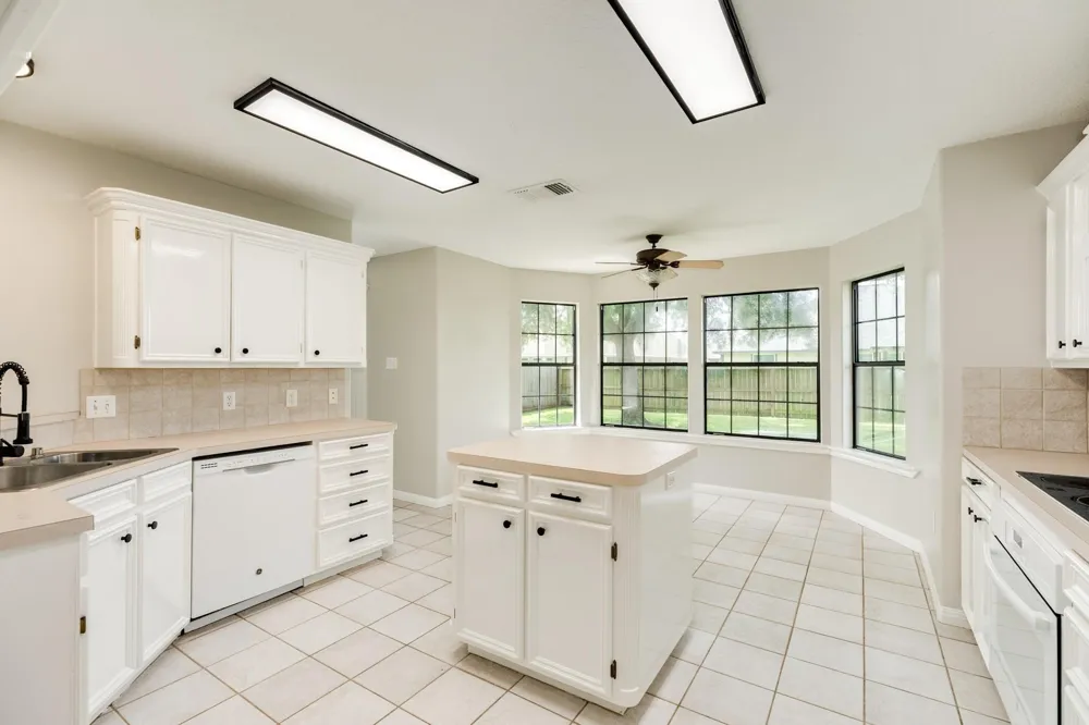 105 Washington Avenue Clute, TX 77531