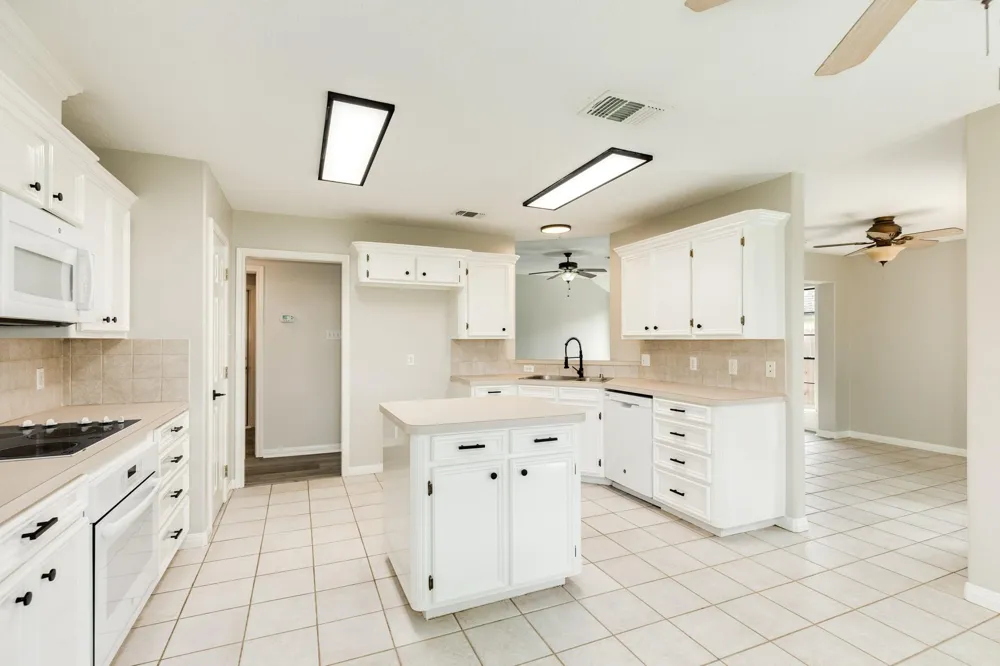 105 Washington Avenue Clute, TX 77531