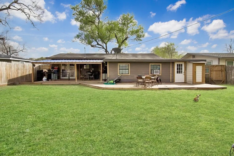 1013 E Hutchinson Street Beeville, TX 78102