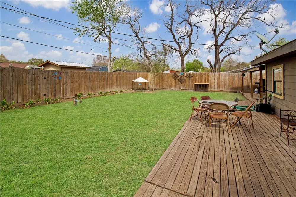 1013 E Hutchinson Street Beeville, TX 78102