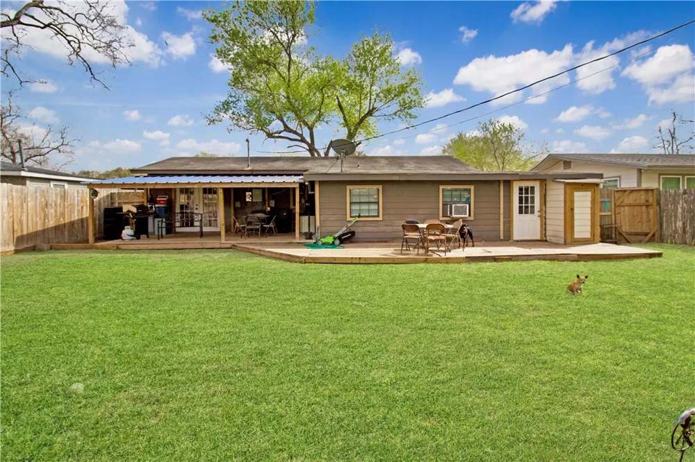 1013 E Hutchinson Street Beeville, TX 78102