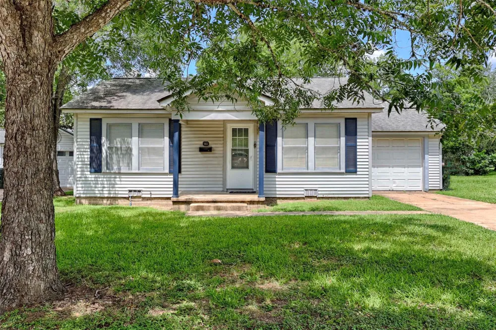 903 Glendale Street Hallettsville, TX 77964