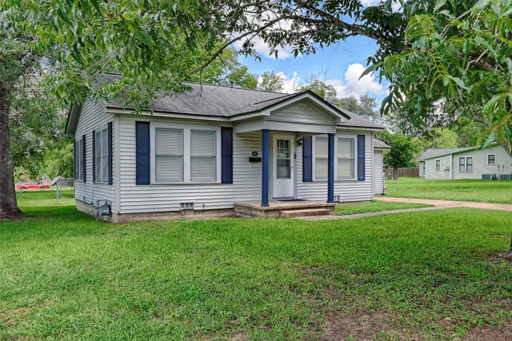 903 Glendale Street Hallettsville, TX 77964