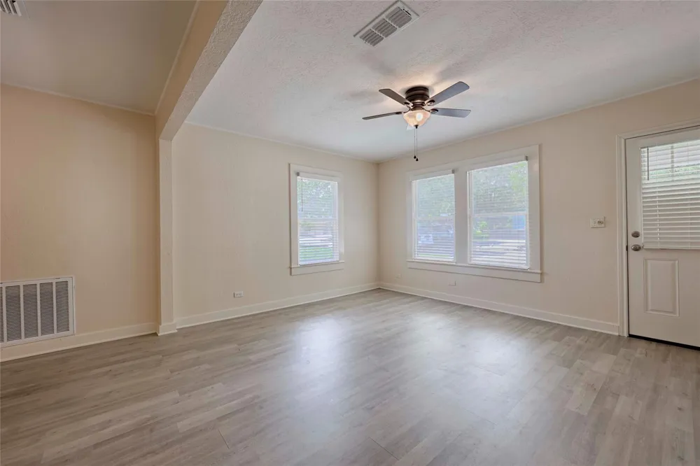 903 Glendale Street Hallettsville, TX 77964