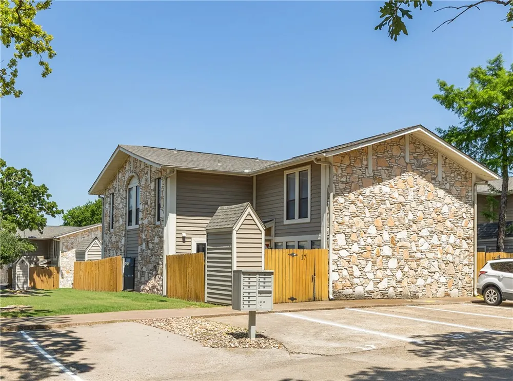 2101 Barak Lane #17 Bryan, TX 77802