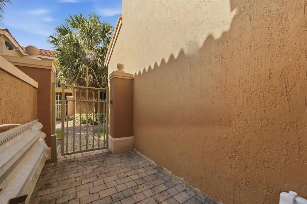 732 SW 106th Avenue #2011 Pembroke Pines, FL 33025
