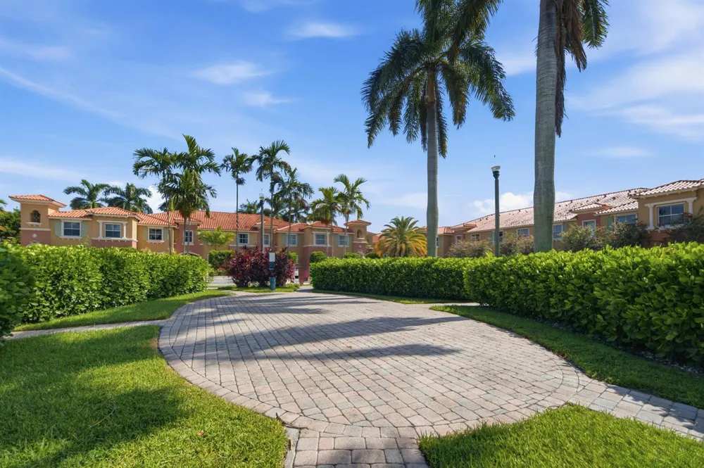 732 SW 106th Avenue #2011 Pembroke Pines, FL 33025