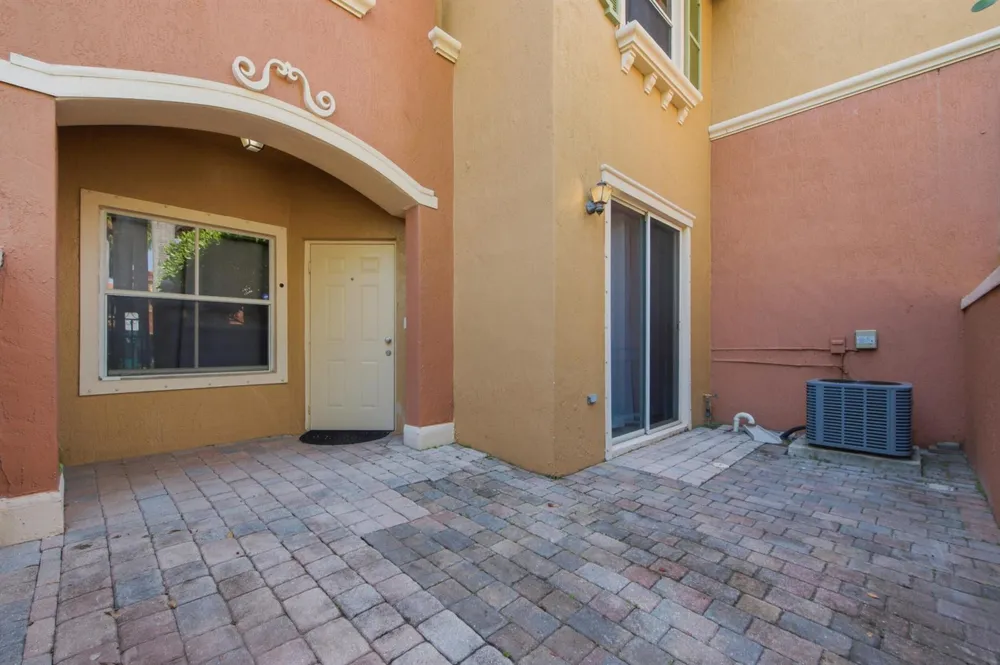 732 SW 106th Avenue #2011 Pembroke Pines, FL 33025