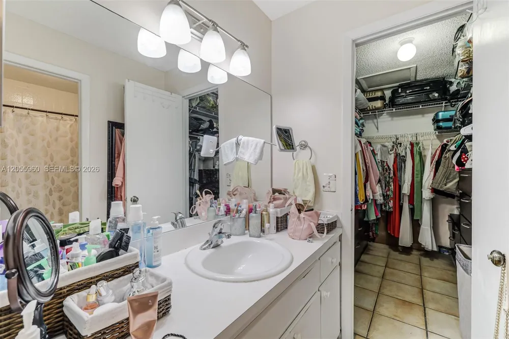 9732 Hammocks Blvd #203-17 Miami, FL 33196