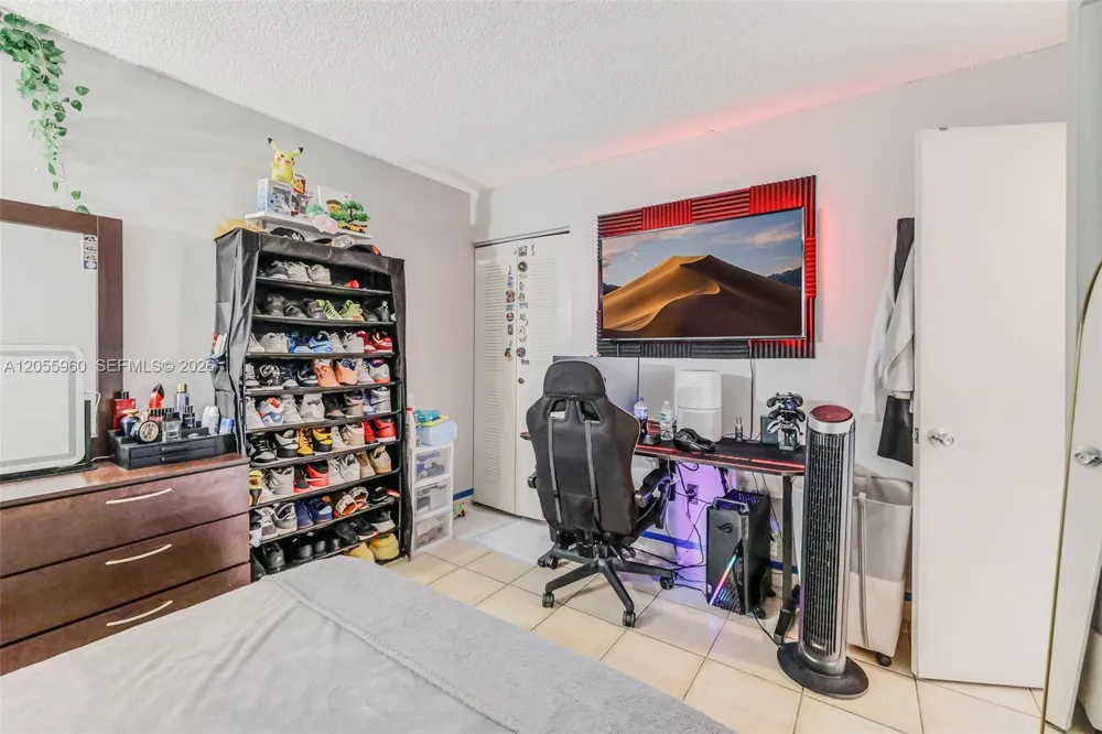 9732 Hammocks Blvd #203-17 Miami, FL 33196