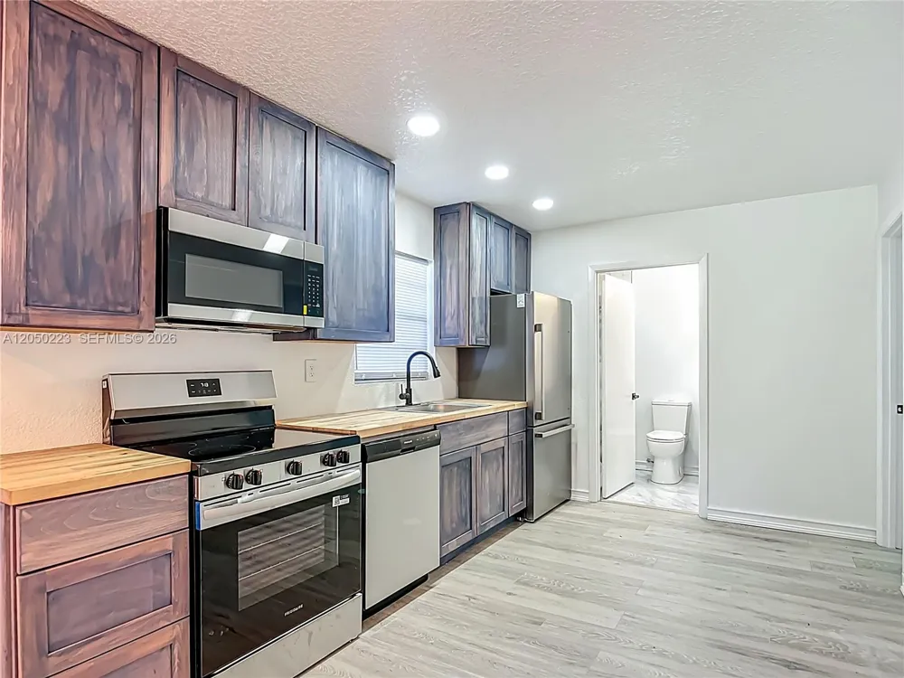 8781 S LAKESHORE DR FLORAL CITY Other City - In The State Of Florida, FL 34436