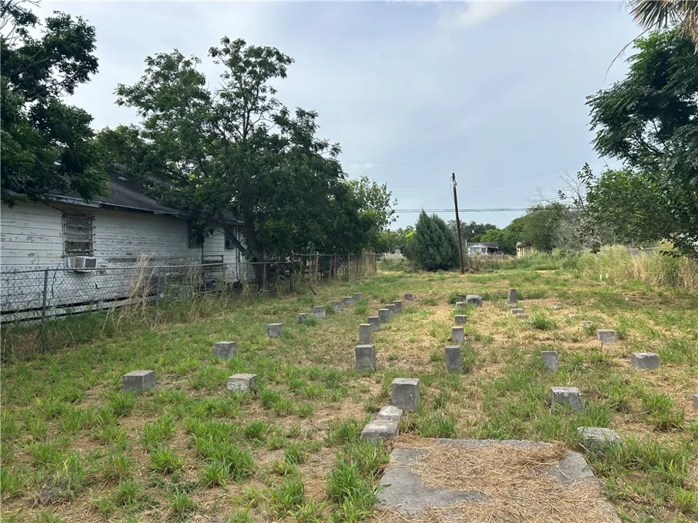 415 W Avenue D Robstown, TX 78380