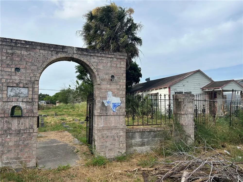415 W Avenue D Robstown, TX 78380