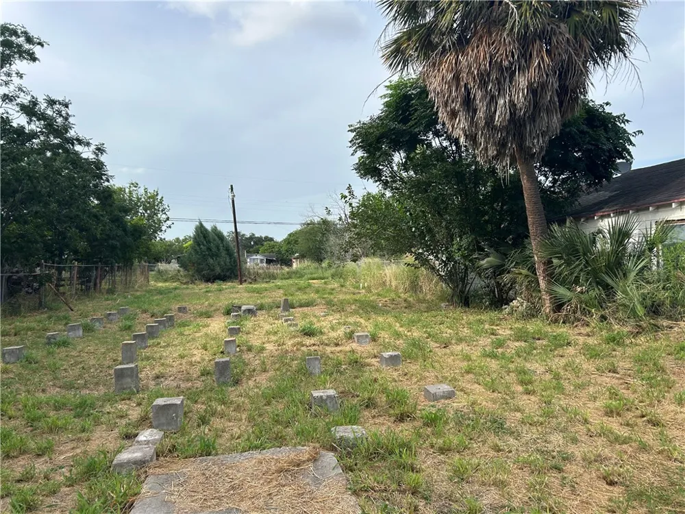 415 W Avenue D Robstown, TX 78380