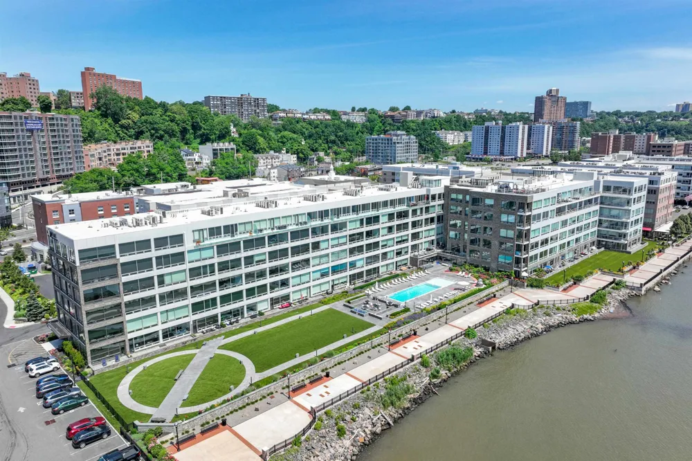 9 SOMERSET LANE Edgewater, NJ 07020