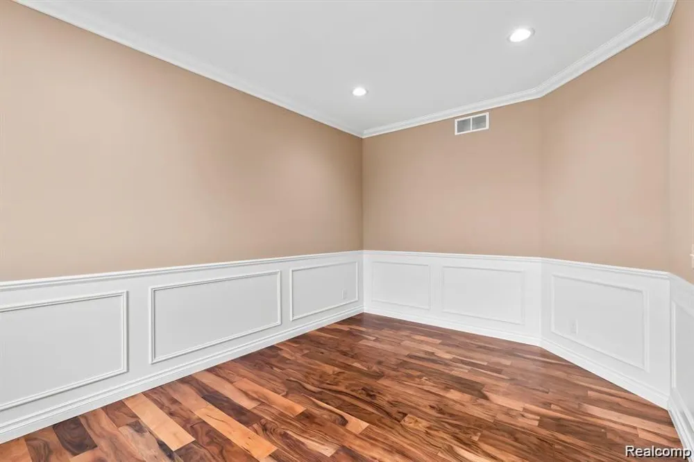 21507 Randall Street Farmington Hills City, MI 48336