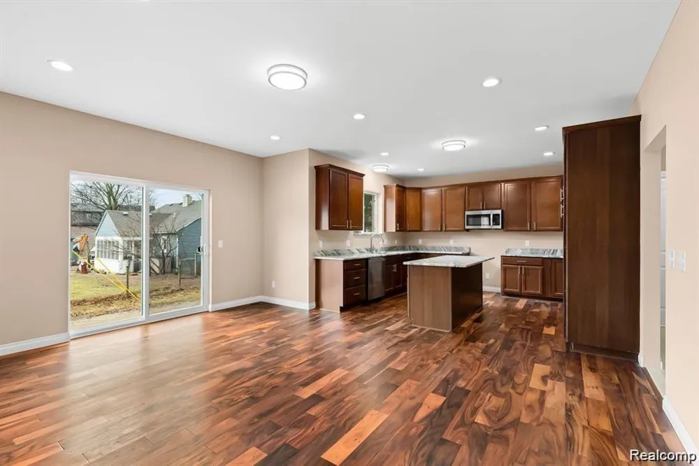 21507 Randall Street Farmington Hills City, MI 48336