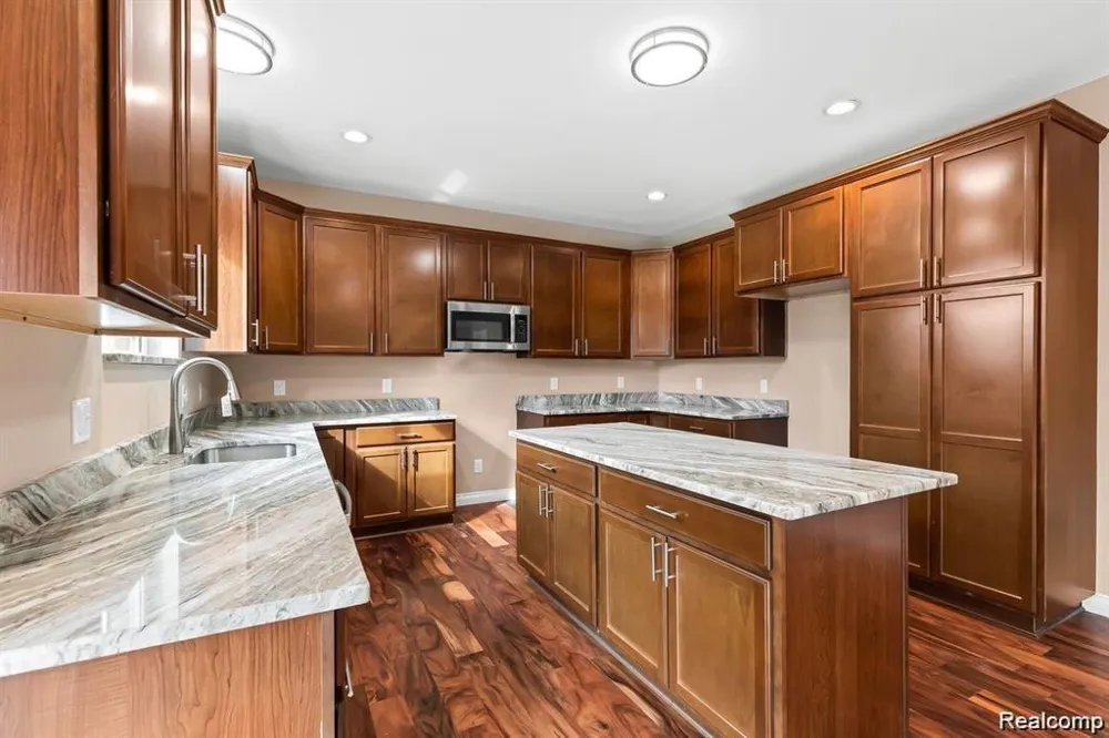 21507 Randall Street Farmington Hills City, MI 48336