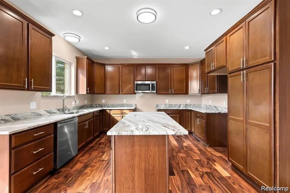21507 Randall Street Farmington Hills City, MI 48336