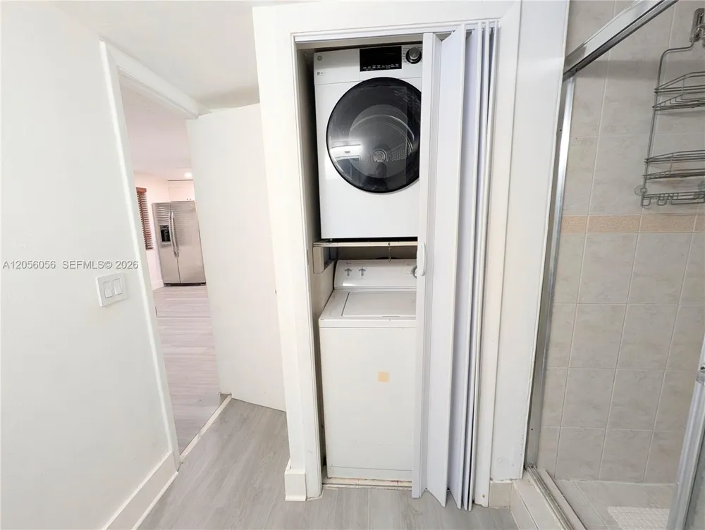 310 Lakeview Dr #105 Weston, FL 33326