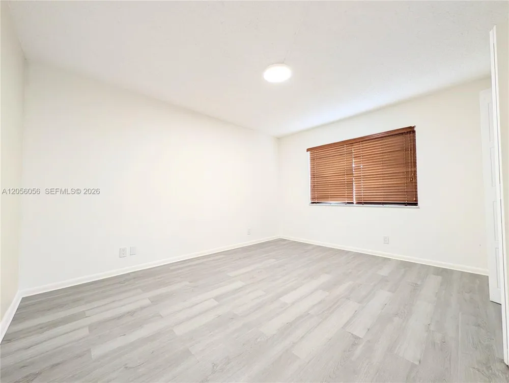 310 Lakeview Dr #105 Weston, FL 33326