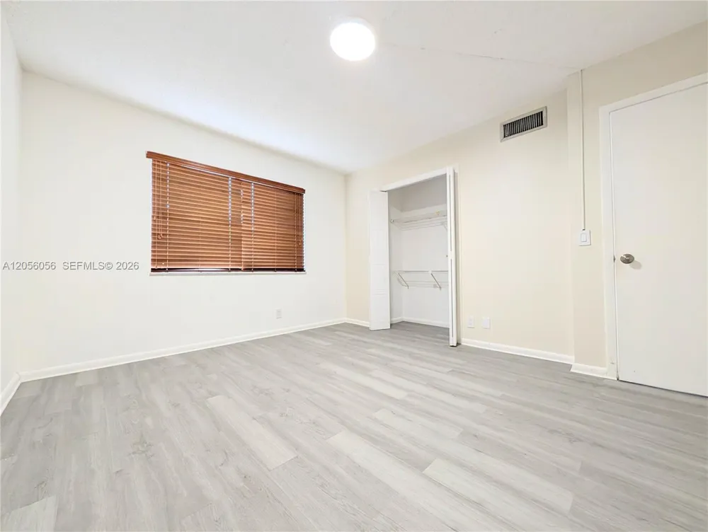 310 Lakeview Dr #105 Weston, FL 33326