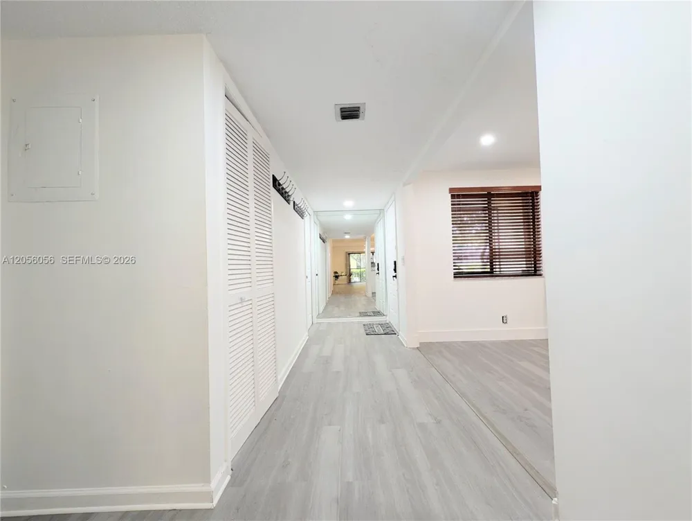 310 Lakeview Dr #105 Weston, FL 33326