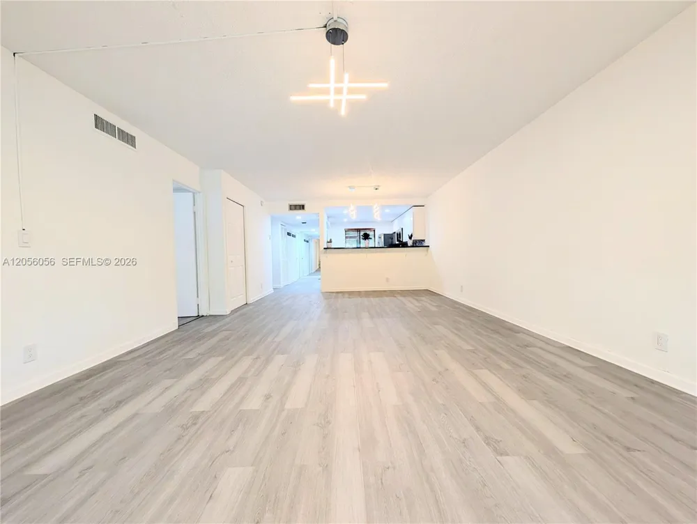 310 Lakeview Dr #105 Weston, FL 33326