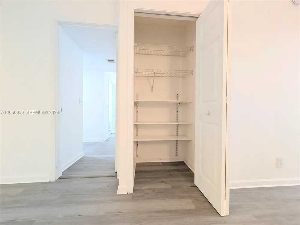 310 Lakeview Dr #105 Weston, FL 33326
