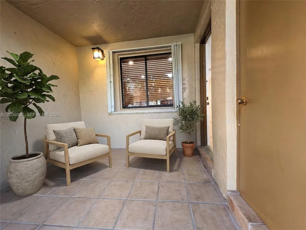 310 Lakeview Dr #105 Weston, FL 33326