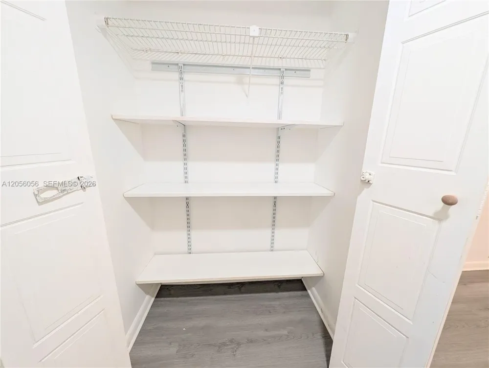 310 Lakeview Dr #105 Weston, FL 33326