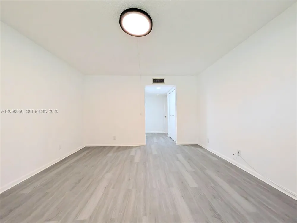 310 Lakeview Dr #105 Weston, FL 33326