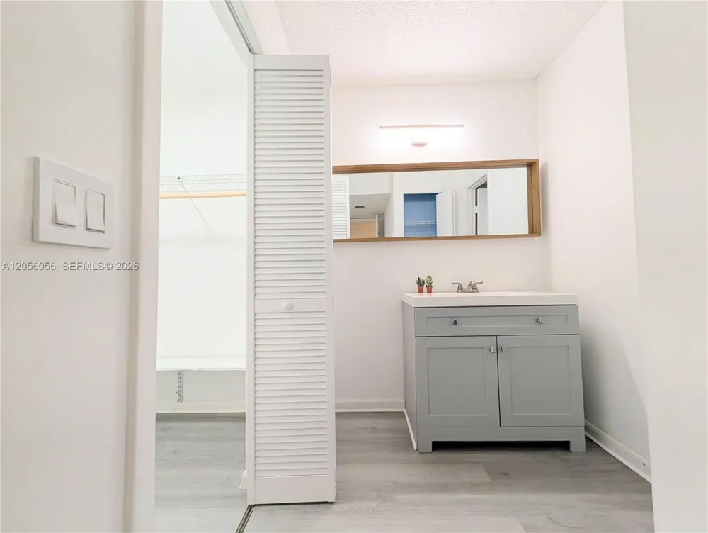 310 Lakeview Dr #105 Weston, FL 33326