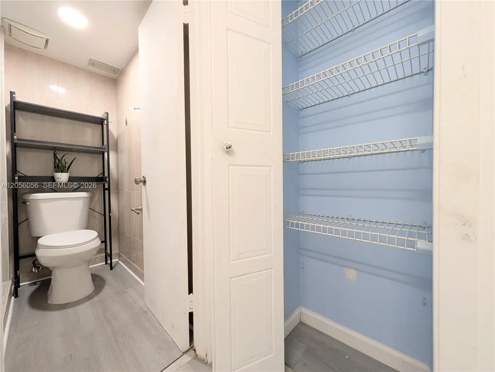 310 Lakeview Dr #105 Weston, FL 33326